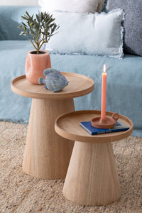 Ensemble de 2 tables d'appoint rondes avec bords en bois naturel.